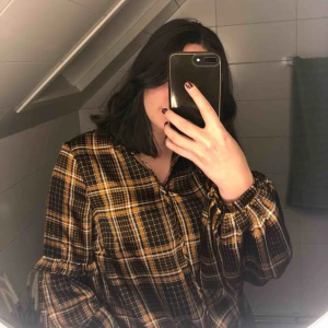  - Ascool blus som tyvärr aldrig kommit till användning.. lite senapsgul/brun färg med ballongärmar. Det går att knäppa den lite och dessutom knyta den runt nacken. FRAKT ingår!! Tar enbart swish! 💓