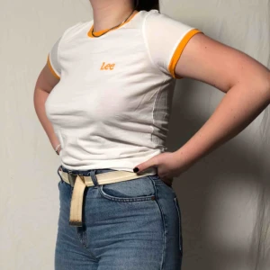  - Vit t-shirt från Lee. Möts upp i Malmö annars står köparen för frakten. Frakt: 40kr