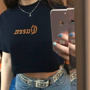  - Snygg blå cropped t-shirt från beyond retro. Queen broderat med orange topp. Super snygg,använder dock inte så mycket längre!