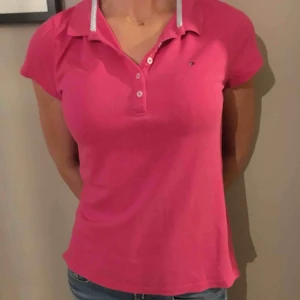 Tommy Hilfiger piké - Cerise pikétröja från Tommy Hilfiger modell slimfit. Nypris 699:-