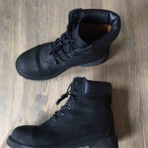  - Snyggaste kängorna från timberland. Använda ett fåtal gånger men kommer tyvärr inte till användning nu. Storleken står tyvärr inte någonstans på skon, jag har 38/39 och dom passar mig.