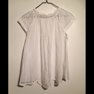 Vit top/blus från Gina Tricot - Vit top/blus från Gina Tricot