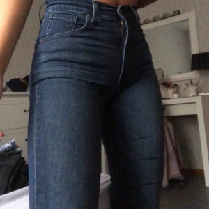  - Snygga tighta Levis jeans! Knappast använda. Nypris 800 kr! Perfekt skick. Högmidjade mörkblå jeans. Möts upp i örebro (ibland Stockholm) annars står köparen för frakt.💜 pris kan diskuteras!  
