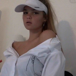  - jättefin skjorta som är off the shoulder med fina detaljer och målningar på sidorna! från hm! frakt ingår!