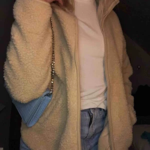  - jättefin oanvänd sherpakofta/jacka från monki 🧬 köpt för någon månad sen och aldrig kommit till användning tyvärr :// nypris 350kr 🧫 frakten är inräknad i priset <33