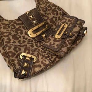  - Väskan är i god skick. Plånboken är i princip aldrig använt, d.v.s. nytt skick.  Nypris ca. 2000kr, säljs för 700kr!