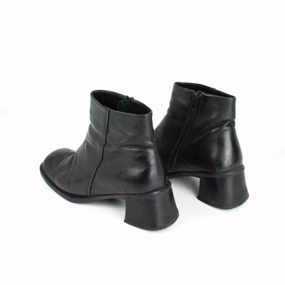 Vintage 90s Y2K leather square toe ankle boots in black SIZE Label: 40 EUR, feels like true to size (pretty wide fit) Model: 163/38 shoes (feels like two sizes bigger) Free shipping! Read the full description at our website majorunit.com No returns . Skor.