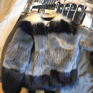  - Helt oanvänd päls från zara, köptes för 700kr, vill bli av med den snabbt därav det låga priset! 