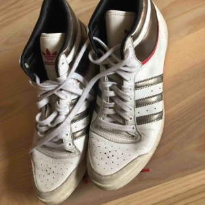  - Schyssta adidasskor, säljer för jag inte använt dem på länge! Storlek 39, men passar mig som har 38. 