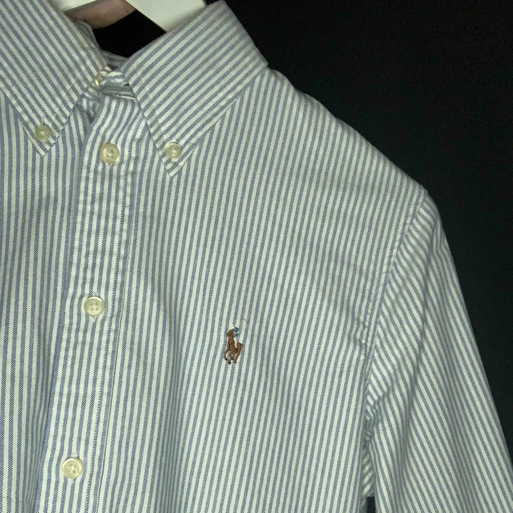 Äkta Ralph Lauren skjorta, modell Slim Fit i storlek S. Nyskick. Vit/blå randig . Skjortor.