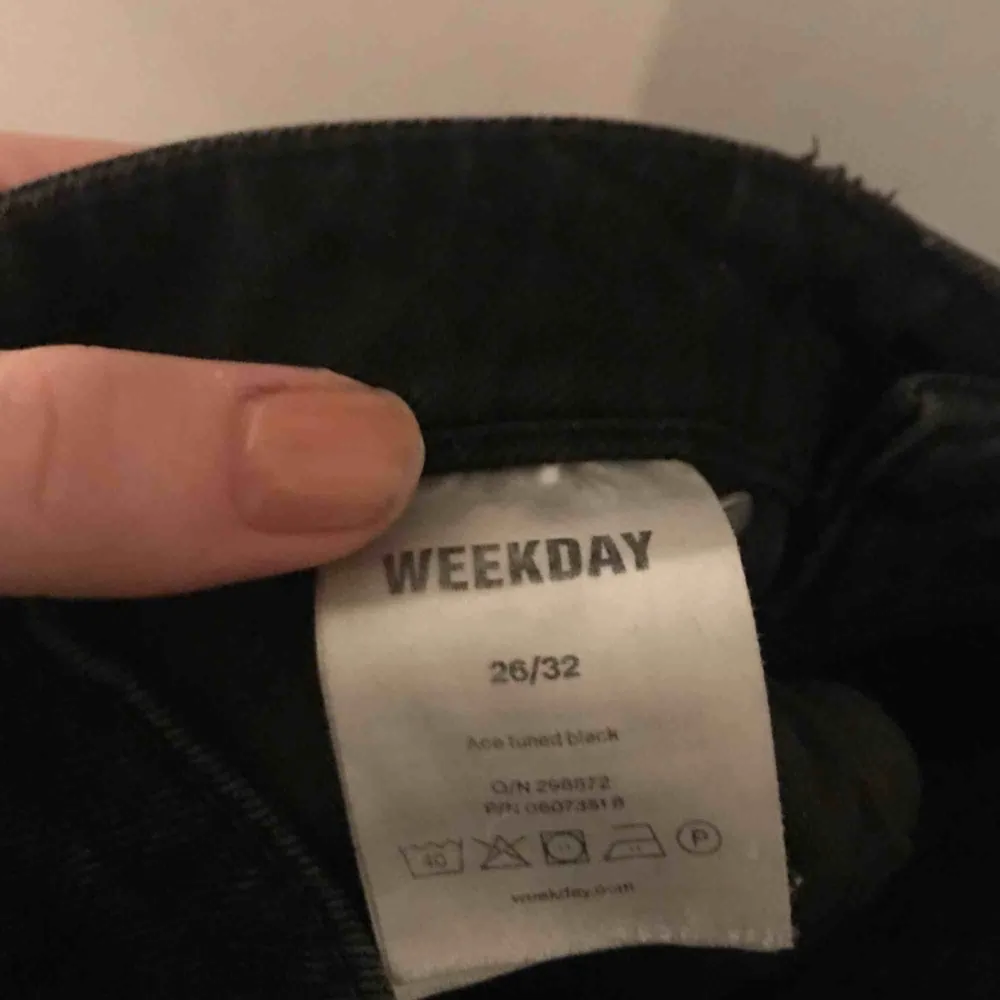 Superfina jeans från Weekday i den vida modellen ”Ace”! Knapp använda pga fel storlek så därav i mycket fint skick! Nypris: 500 kr Köparen står för frakt och betalning sker på swish💕. Jeans & Byxor.