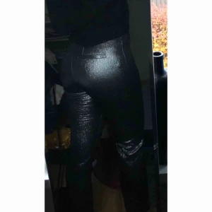  - Sjukt snygga byxor som tyvärr blivit för små :( Storlek 40 men är som storlek 38