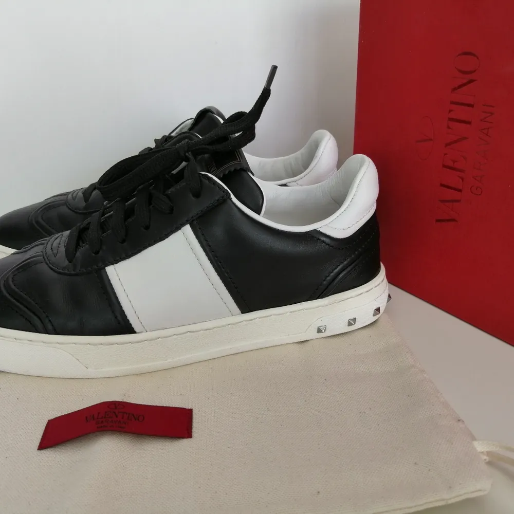 Valentino Garavani sneakers, like new, worn twice, 100%authentic, dustbag and original box,                       size 37, insole 24cm, write me for more info and pics :) . Skor.