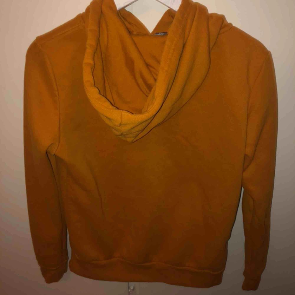 Orange hoodie. Perfekt för hösten. Gosigt material på insidan. Passar S/M/L. Säljes pga aldrig använd. . Huvtröjor & Träningströjor.