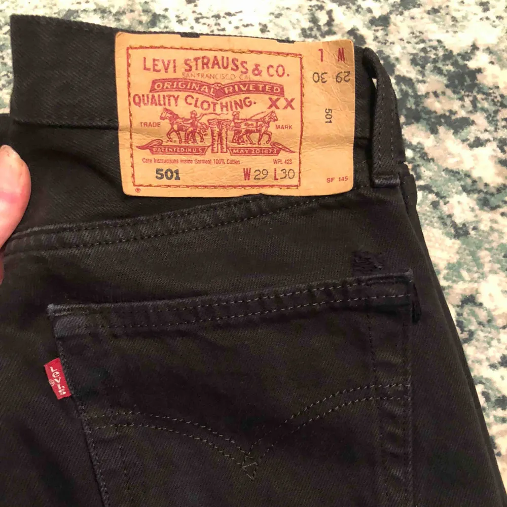 Begagnade med superfina svarta Levis jeans. Stuprörsben och medelhög midja. De är i superfint skick, ena backfickan har lossnat lite men inget som stör alls! . Jeans & Byxor.