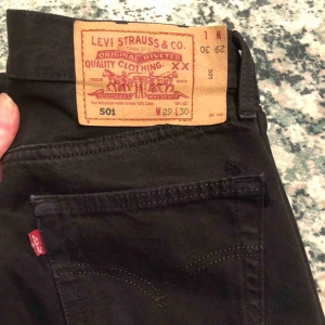 - Begagnade med superfina svarta Levis jeans. Stuprörsben och medelhög midja. De är i superfint skick, ena backfickan har lossnat lite men inget som stör alls! 