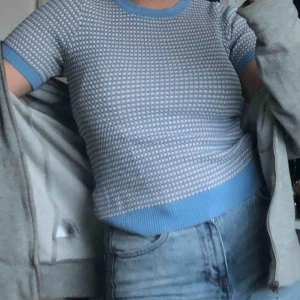  - Blå stickad t-shirt:)