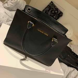  - Selma Bag. Fick den i studentpresent för 4 år sedan men den är knappt använd men säljer den billigt då jag tappat bort kvitto. Den är 20 x 28 x 13 cm! 