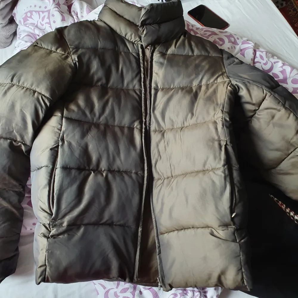 Säljer en puffer jacka från HM, jackan har färgskiftningar  Väldigt fint skick jackan kommer tvättas innan :). Jackor.