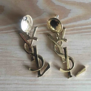  - Örhängen med YSL, köpta på eBay. Obs ena L:et är trasigt.