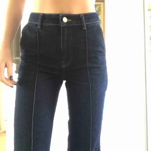  - Säljer dessa skitsnygga flare jeansen från mango då de ej kommit till användning på senaste. Knappt använda. Frakt tillkommer på 54 eller 64 kr beroende på spårbar eller inte. 