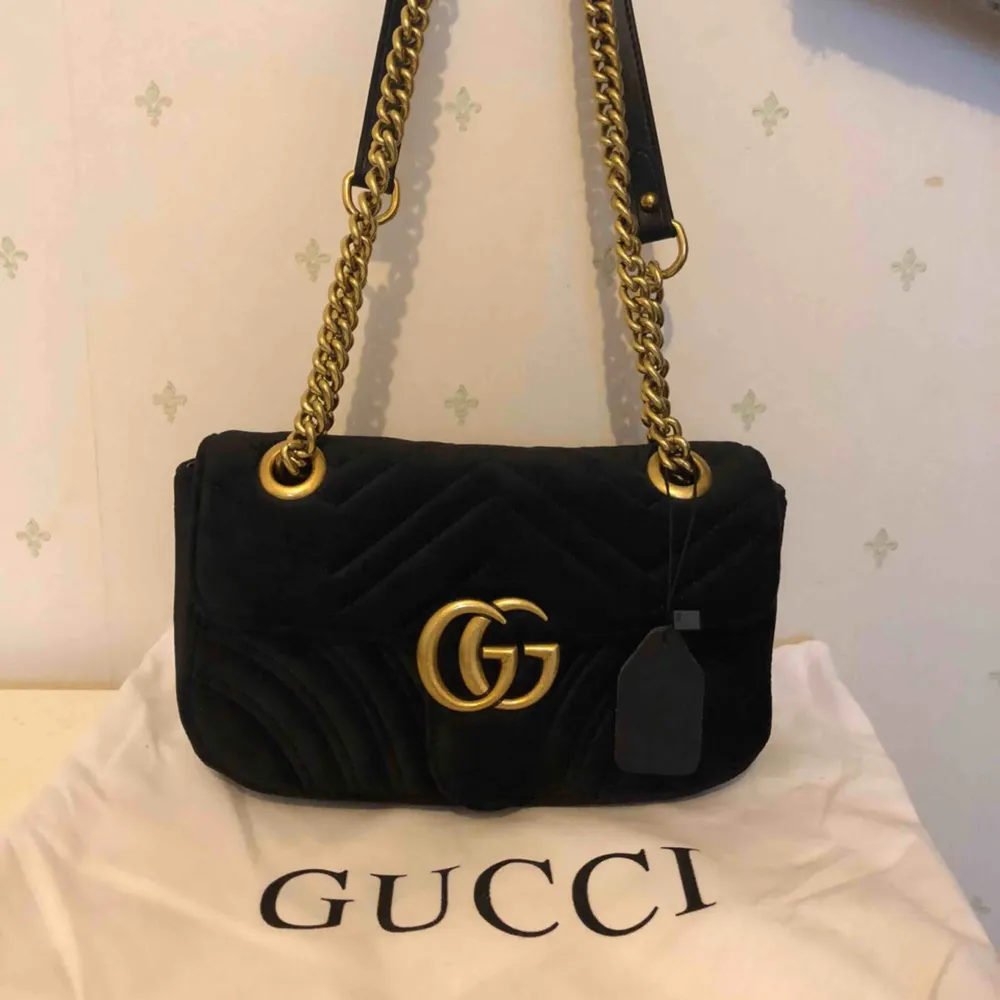 Velvet Gucci väska i skinn, storlek ca 22*13 cm     Aaaa kopia  Köparen står för frakten . Väskor.