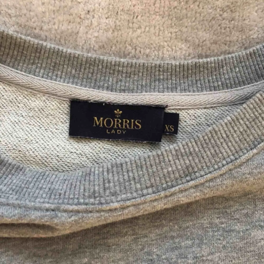 En sweatshirts från MORRIS LADY som är i väldigt fint skick. Storlek Xs men den passar även S,M. Nyttorna: 1000kr (den är knappt använd). Hoodies.