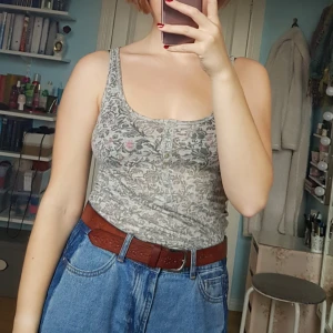  - Tunnt genomskinligt linne med breda axelband och grå mönster 