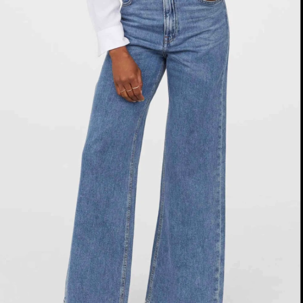 Superfina ”wide jeans” från Lindex. Använda fåtal gånger, jättefint skick! Frakt tillkommer (Nypris 399kr)☺️❤️. Jeans & Byxor.