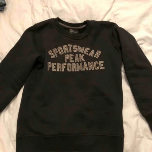  - Skön tjocktröja! Från peak performance, stilren och asnajs att styla till! Säljs pga för liten. Nästan nyskick Fråga för fler bilder😽😽