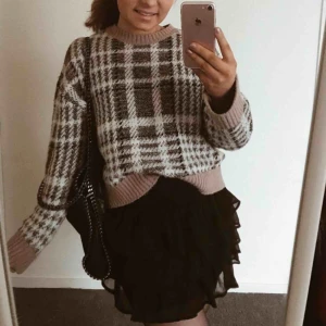  - stickad tröja storlek M andvänd 3 gånger kjol från veromoda storlek S har även kjolen i grå blå färg storlek small kjol 50 kr  stickad tröja 105 kr 