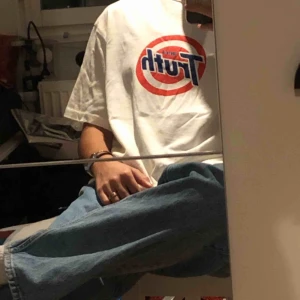  - Cool t-shirt med tryck ”Truth is truth” B) Använd någon enstaka gång, men i princip ny och oanvänd ;) väldigt gott i alla fall! Säljer pga passformen passade inte mig så  bra   Möts upp i Stockholm, köparen står annars för frakt📦 