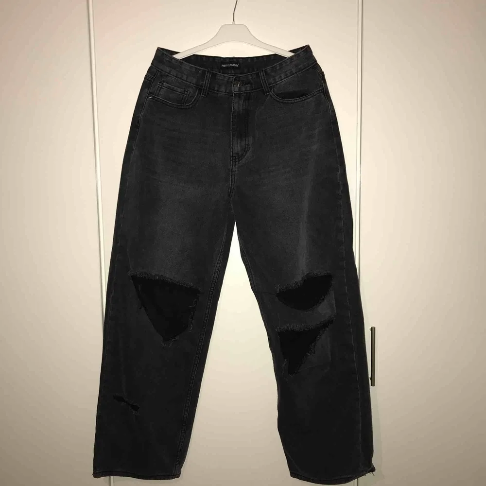 Svarta boyfriend jeans med hål från prettylittlething ”Mid Wash Baggy Low Rise Distressed” Säljer dessa snygga jeans på grund av att de är för stora för mig, etiketten sitter kvar och de är aldrig använda. Jeans & Byxor.