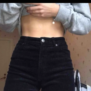 Manchester  - Jätte fina Manchester byxor köpt av en annan här på plick. men känns tyvärr lite för korta på mig som har långa ben :( byxorna är tajta. Kan skicka mer bilder om de önskas. Jag är 170 cm lång med hyfsat långa ben