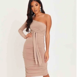  - Helt oanvänd klänning med prislapp kvar i fin beige/rosa färg 💕🌸