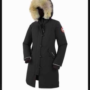Säljer min Canada goose jacka i modell ”britannia” den är använd under en säsong. Säljer den då den bara tar plats för jag har en annan jacka 