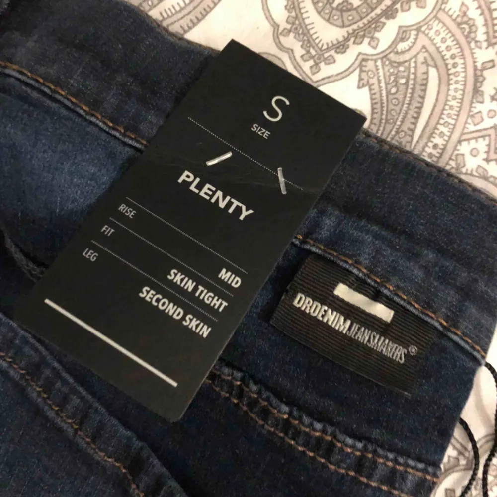 Helt nya jeans från Dr. Denim. Endast provade, alla lappar kvar.  Storlek S  Modell plenty (högmidjade)   Priset kan diskuteras så lägg gärna ditt eget bud.   Kan mötas upp i Fjärås, Kungsbacka eller Skene. Kan också skickas mot fraktkostnad. . Jeans & Byxor.