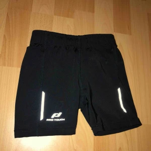  - Ett PR supersöta cykelshorts i barnstorlek 134. Har älskat de och sitter superbra och stretchiga. Dragkedja bak och reflexdetaljer. Jag kunde ha de upp till 13 år så passformen är väldigt anpassad.