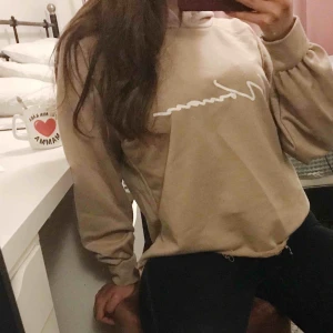  - Oversize hoodie från boohoo, där de står ”Woman” och croppad ner till, använd en gång däremot lite nopprig