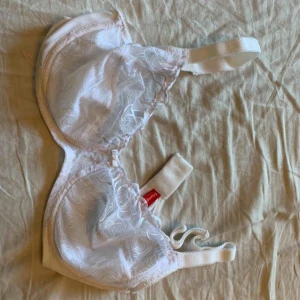  - En vit bh med spetts från Triumph 