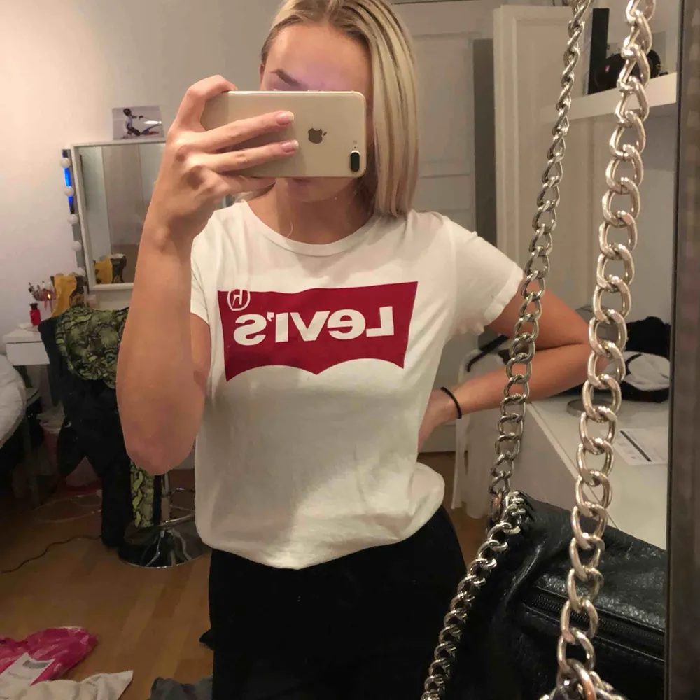 En vanlig vit t-shirt från Levi’s. Säljer då den aldrig kommer till användning längre. . T-shirts.