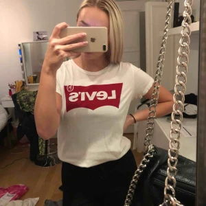  - En vanlig vit t-shirt från Levi’s. Säljer då den aldrig kommer till användning längre. 
