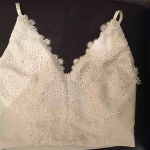  - En snygg spetsig topp från BikBok 