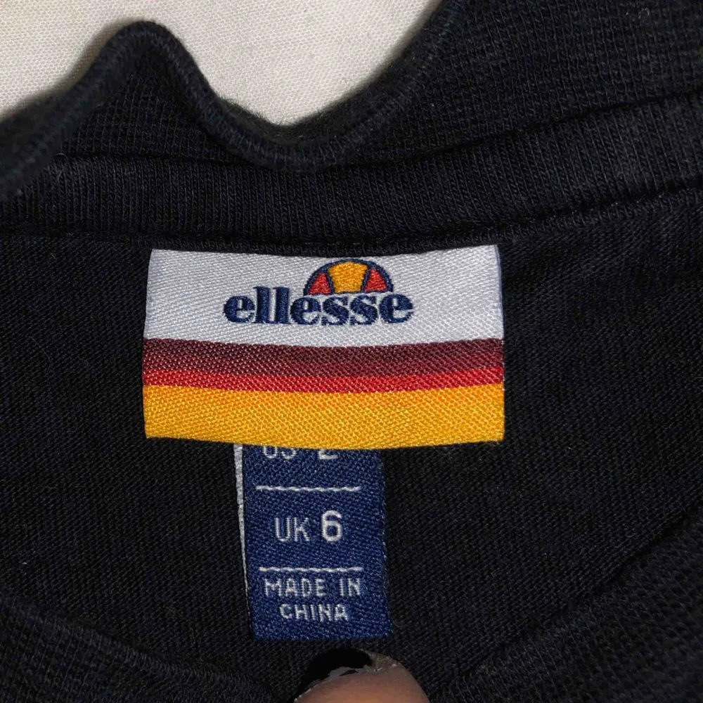 Elesse tröja köpt på Urban outfitters. Säljer för 70kr + frakt. Storlek XS/S. Helt ny, aldrig använd.. T-shirts.