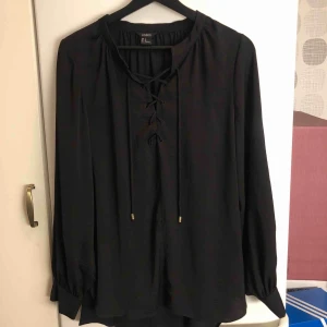  - Användbar blus från Lindex i mycket gott skick. Upphämtning i Göteborg och Falkenberg. Annars tillkommer frakt.