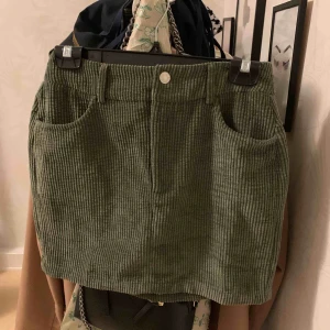  - En söt kjol från Shein med Manchester mönster i en grön färg. Bra skick!