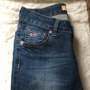  - Hollister jeans i rak modell. 