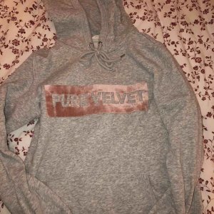  - Jättemysig hoodie från h&m i en fin grå färg. Är i mycket bra skick och säljs för att den inte blir använd.
