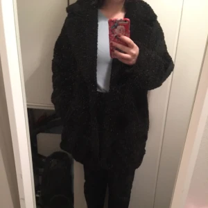  - Superfin teddycoat från H&M inköpt nu i höst för 699kr. Storlek L men passar både M och L, oversize-modell. Har knäppning och fickor. Rökfri och djurfri. Möts gärna upp i Stockholm annars står köparen för frakten :) 