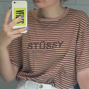  - Jättefin randig Stussy tshirt i storlek M i fint skick!! Frakt på 20kr tillkommer :)